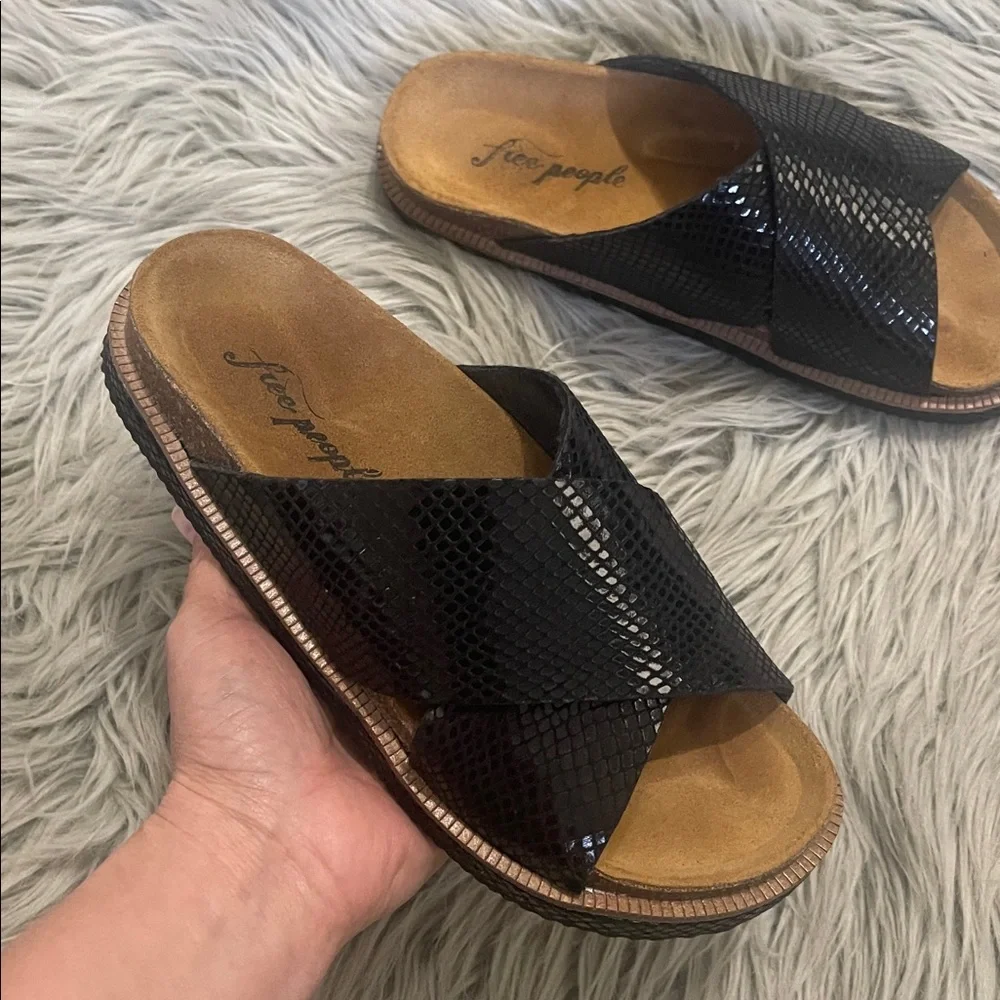 Free People Black Textured Slide Sandals - Picture 4 of 5